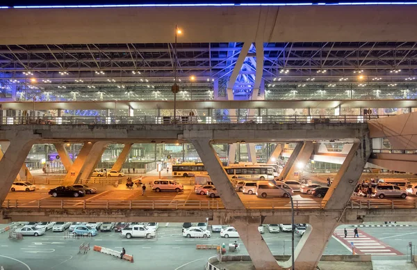 Bangkok,Tayland - Eki 02 2015 : Trafik geceleri ön Suvarnabhumi Havaalanı sıkışıp