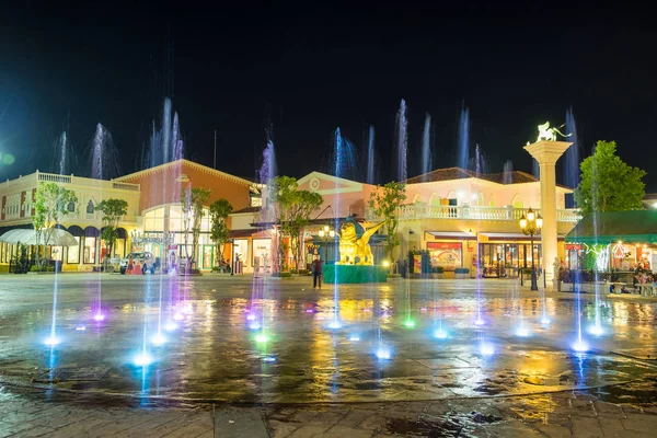 Huahin, Tayland - Nis 19 2015 : Renkli ışık sh ile Çeşme