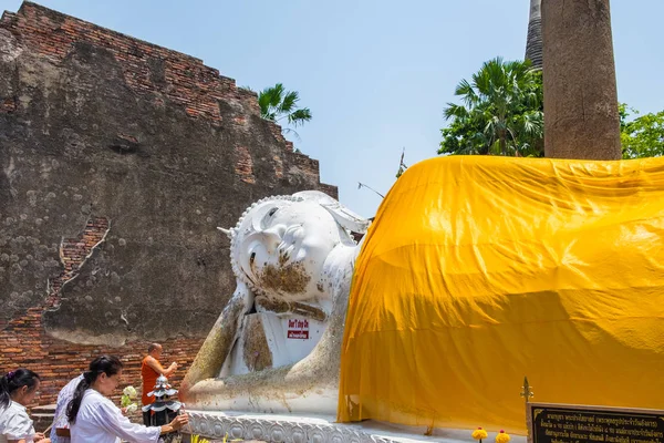 Ayutthaya, Tailandia - 09 de mayo de 2015: La gente rezando gran buddha sta — Foto de Stock