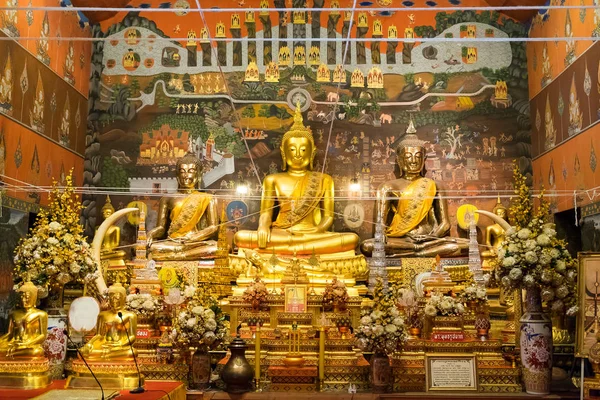 Ayutthaya, Tailandia - 09 de mayo de 2015: Estatua de buda dorada en la capilla — Foto de Stock