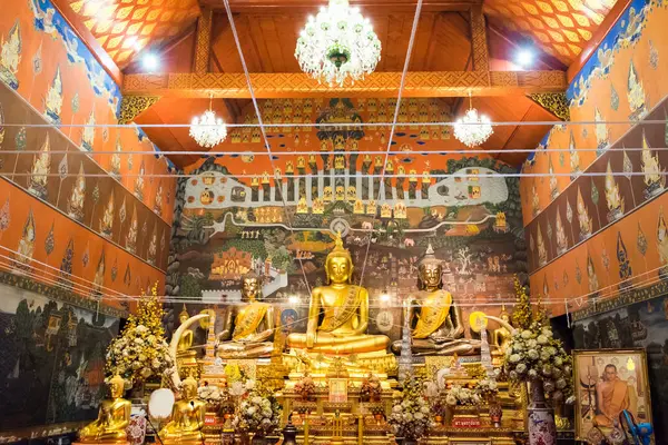 Ayutthaya, Tailandia - 09 de mayo de 2015: Estatua de buda dorada en la capilla — Foto de Stock