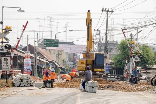 Kanchanaburi,Tayland - Mar 03 2016 : Demiryolunun kazıcı ve işçi geliştirme inşaatı