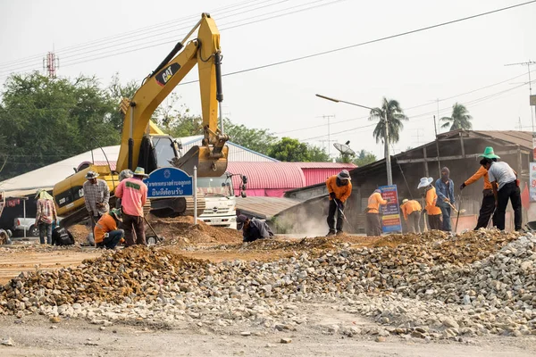 Kanchanaburi,Tayland - Mar 03 2016 : Demiryolunun kazıcı ve işçi geliştirme inşaatı