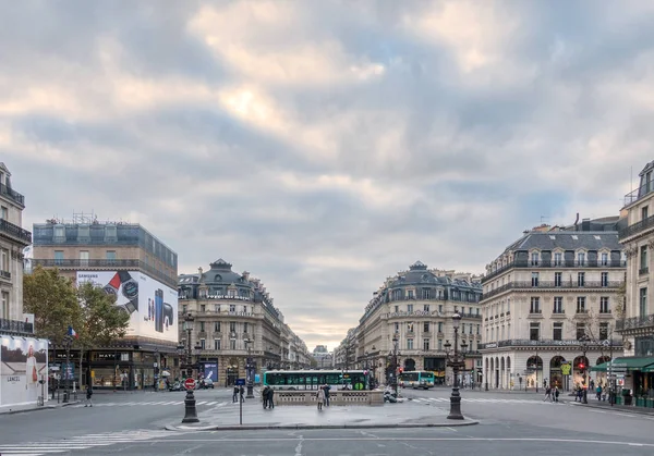 巴黎， 法国 - 2016年11月11日 ： 游客参观美丽的拱门 — 图库照片