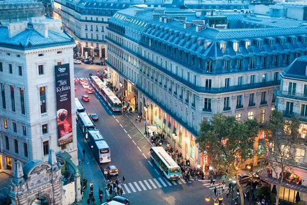Paris, França - 11 de novembro de 2016: Acima do edifício arquitetônico e do tra — Fotografia de Stock