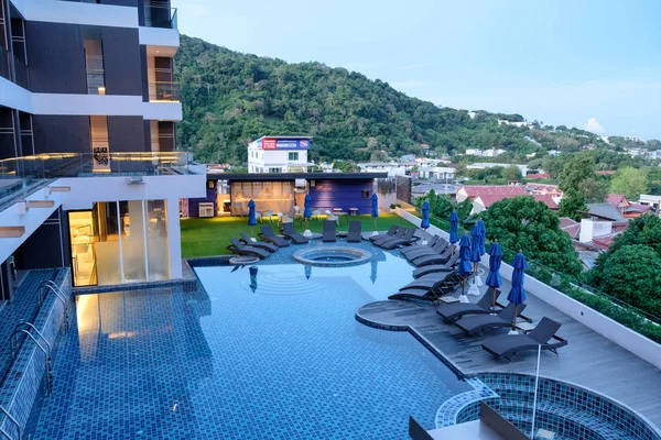 Phuket, Tayland - Nis 04 2017 : Otel balkon ve yüzme havuzu