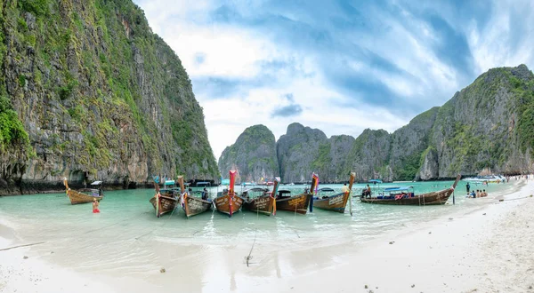 Krabi, Tayland - Nis 05 2017 : Manzara güzel ahşap uzun 