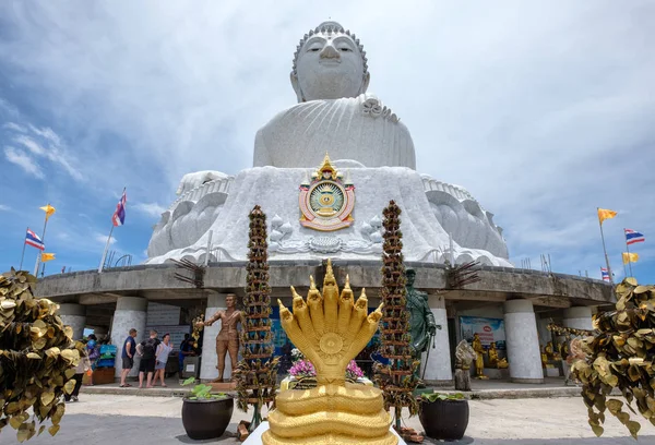 Phuket, Tailandia - 06 abr 2017: El turista viene a adorar a los grandes — Foto de Stock