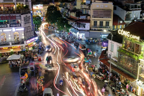 Hanoi, Vietnam: 09 sep 2017: Los peatones en la carretera con el tráfico — Foto de Stock