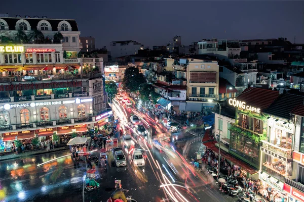 Hanoi, Vietnam: 09 sep 2017: Personas que viajan por carretera — Foto de Stock