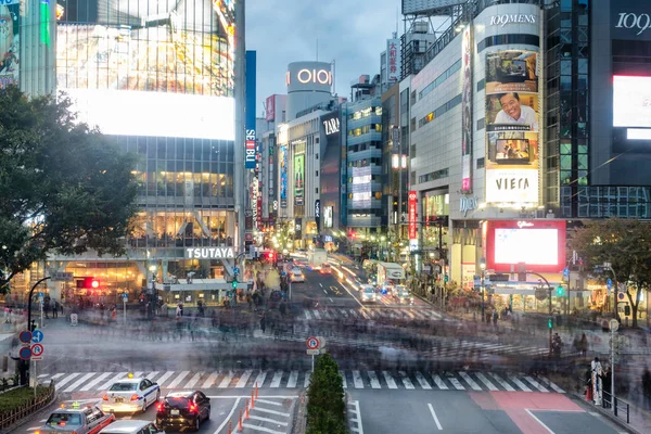 Tokyo, Japonya - Kas 08 2017 : Cro ile yürüyen yayalar