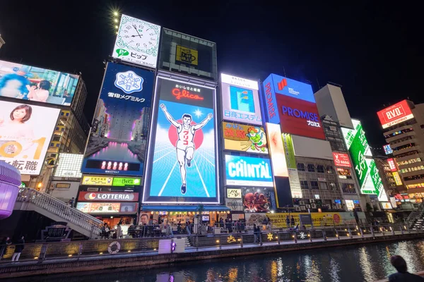 Osaka, Japonya - Kas 11 2017 : Glico Man büyük ışık billboard