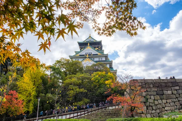 Osaka, Japão - 12 de novembro de 2017: marco da arquitetura do Castelo de Osaka — Fotografia de Stock