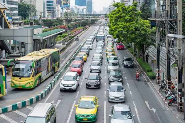 Bangkok, Tayland - 03 Şubat 2018 : Kişisel araç wi trafik sıkışıklığı