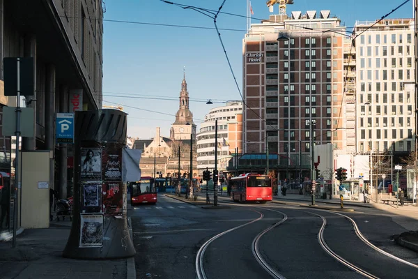 Architecture ancient building with traffic by red bus in downtow — Stock Photo, Image