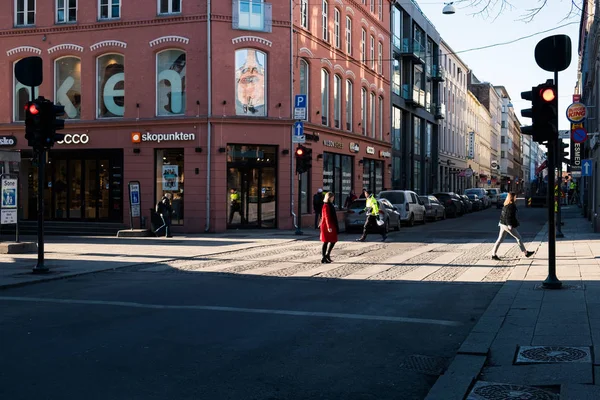 Människor som går i Oslo centrum med trafikskyltar och crossswal — Stockfoto