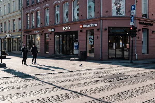 Människor som går i Oslo centrum med trafikskyltar och crossswal — Stockfoto