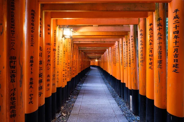 Kyoto, Japonya - Kas 11 2017 : Ja ile kırmızı antik ahşap torii kapısı