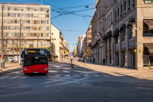 Architecture ancient building with traffic by red bus in downtow — Stock Photo, Image