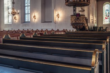 İsa'da fener dekorasyonu ile Ahşap kilise pew tezgah Satır