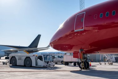 Büyük başlık uçak terminalde kamyon ile yakıt