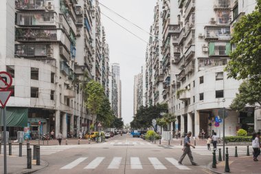 Macau, Çin - 05 Mayıs 2018 : İnsanlar çarmıhta yürüyor