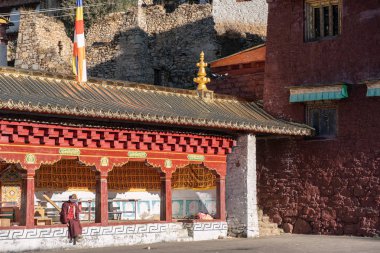 Keşiş Tibet Yading doğa rezerv pangpu tapınağında oturan