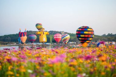 Cosmos alanında renkli balonlar festivalinde seyahat eden turistler