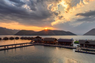 Srinakarin d yüzen ahşap sal tesisi üzerinde rahatlatıcı Turistler