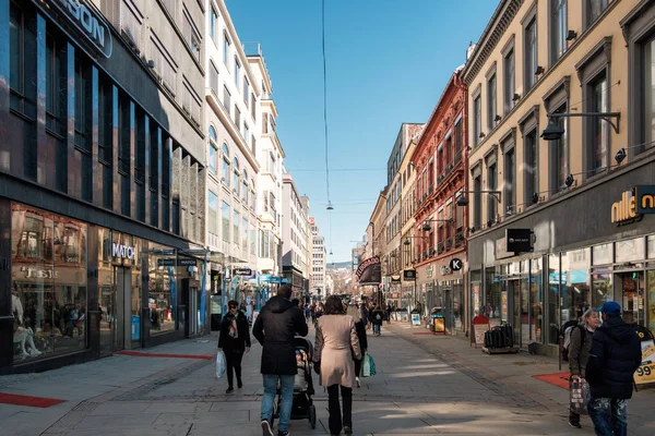 奥斯陆， 挪威 - 2018年3月27日 ： 挪威人步行与商店 — 图库照片