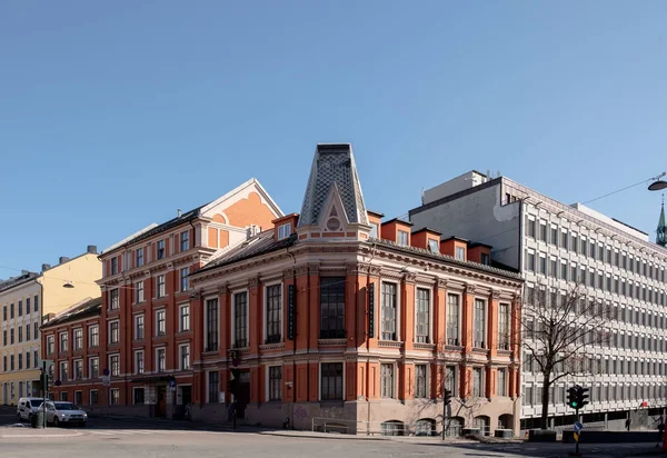 Korsvägen med arkitektur byggnad med blå himmel i god morgon — Stockfoto