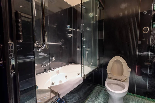 中国澳门 - 2018年5月05日 ： 豪华现代浴缸按摩浴缸 — 图库照片