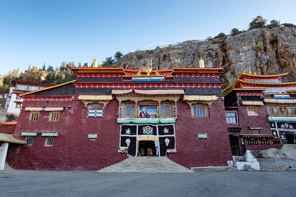 Edifício antigo de tibetano no vale no planalto em Pangpu templ — Fotografia de Stock