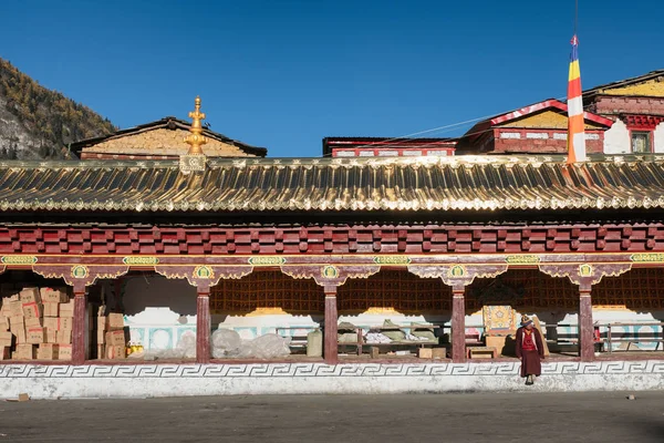 Keşiş Tibet Yading doğa rezerv pangpu tapınağında oturan — Stok fotoğraf