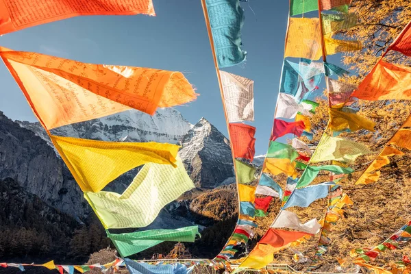 Cinco bandeiras de oração coloridas voando com a montanha Xiannairi no outono — Fotografia de Stock