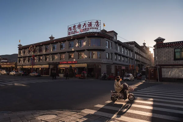 Edificio de arquitectura Daocheng con tráfico en carretera al atardecer — Foto de Stock