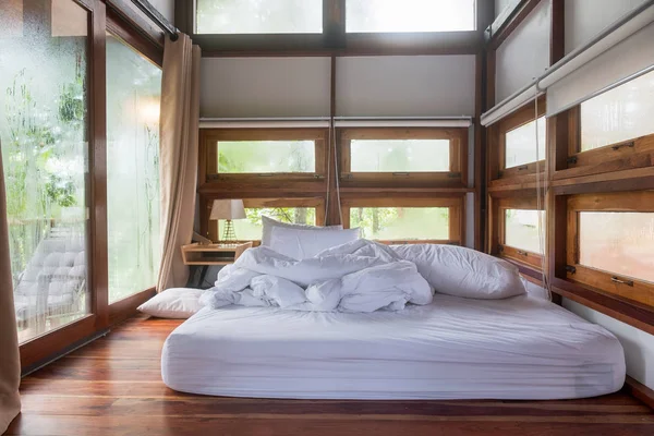 Εσωτερικό άνετο υπνοδωμάτιο μετά το ξύπνημα σε ξύλινο σπίτι στο πρωί — Φωτογραφία Αρχείου