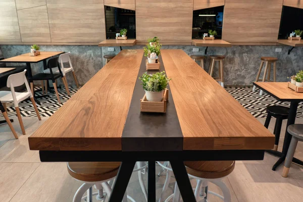 Sandalye ve bitki dekorasyonu ile ahşap büyük masa