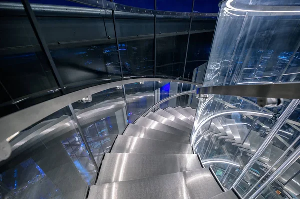 Escalera con ascensor círculo túnel ascensor en edificio moderno —  Fotos de Stock