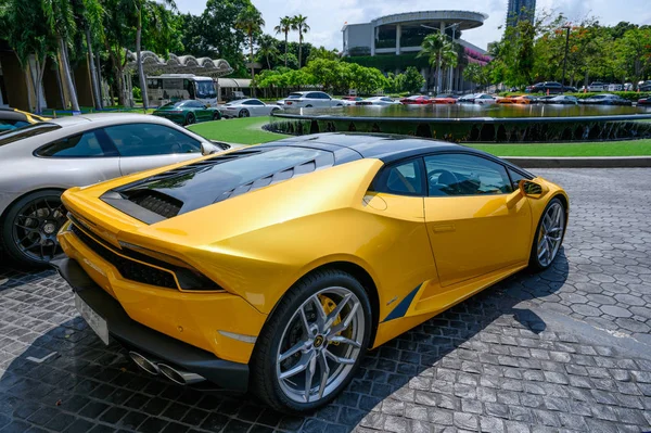 Желтые спорткары Lamborghini знаменитой марки паркуются спереди — стоковое фото