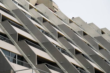 Seviye otel balkonlu bina sırası