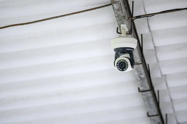 Övervakningskamera (CCTV) inställning på tak — Stockfoto