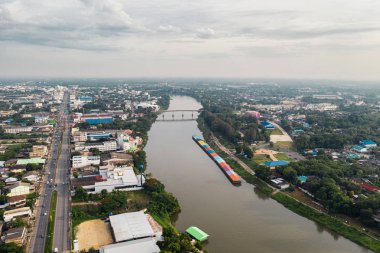 Kırsal karayolu üzerinde trafik ile nehir ile Cityscape