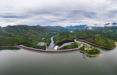 Hidro elektrik santrali ile tropikal yağmur ormanlarında Baraj Manzarası 