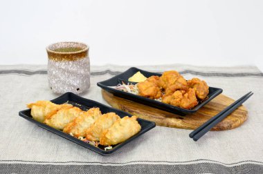 Karaage tavuk derin Gyoza köfte ve sıcak çay ile kızarmış c