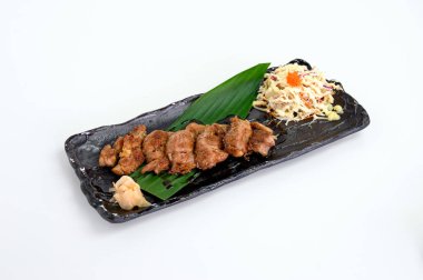 Teriyaki soslu domuz bifteği ve lahana salatası