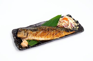 Yemekte sebze ile soya sosu ve tuz ile ızgara saba balık