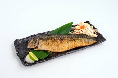 Yemekte sebze ile soya sosu ve tuz ile ızgara saba balık