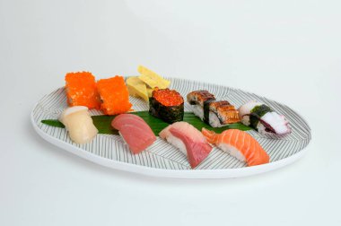 Beyaz tabakta geleneksel gıda Japon nigiri suşi seti