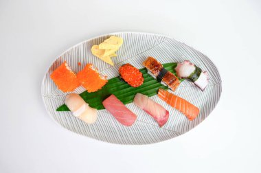 Beyaz tabakta geleneksel gıda Japon nigiri suşi seti